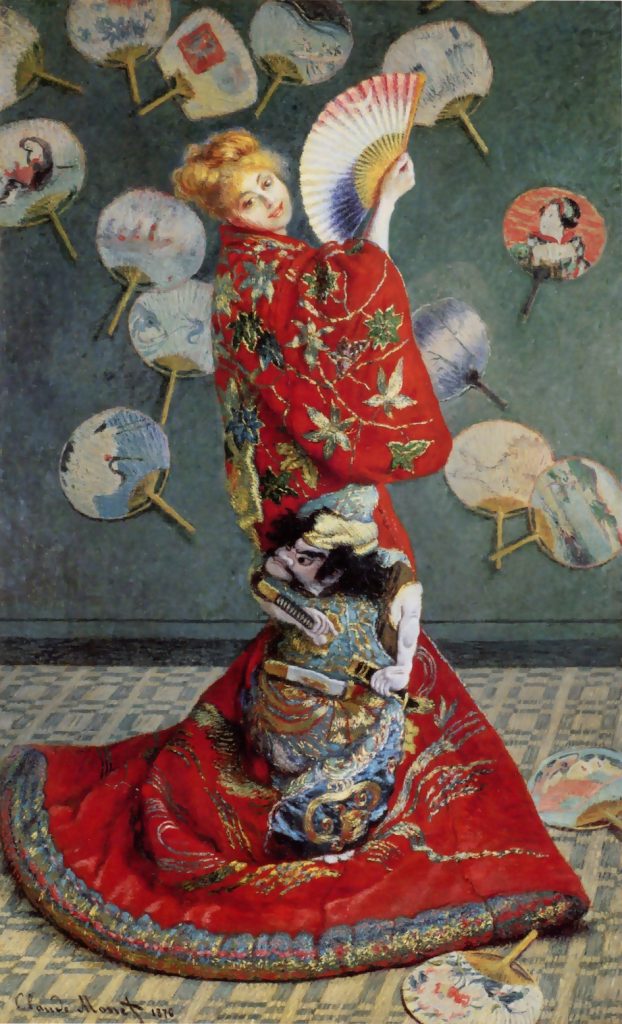 A blonde woman, clad in an ecclectic red kimono featuring japanese figuration, is turned excitedly towards us. On the wall behind her there are japanese fans.