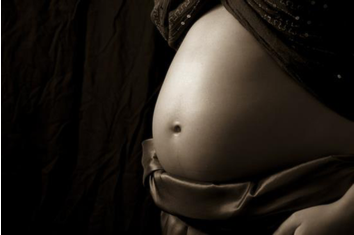 Black and white left portrait of a pregnant belly