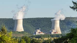 Two cylindrical towers emitting white steam.